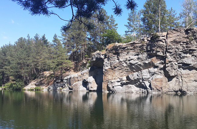 Скалистые берега Коростышевского карьера